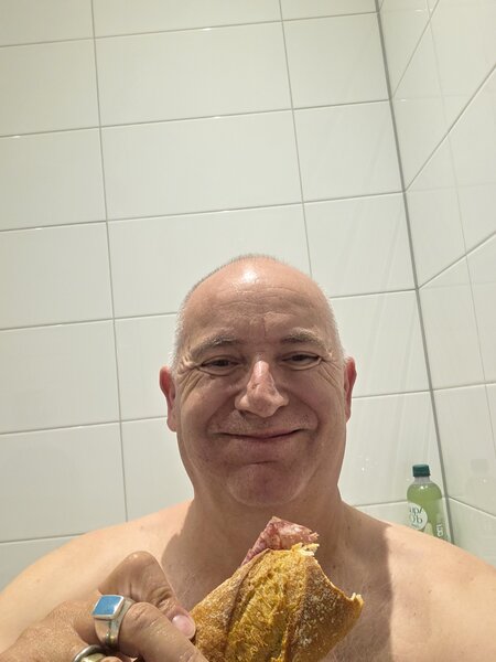 Caut o femeie prietenoasa si onesta. Varsta nu conteaza.